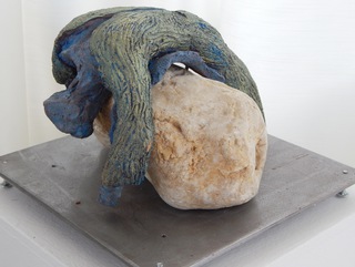 Liegender Engel, Terracotta – Kiesel auf Stahl 2004, farbig gefasst 2013