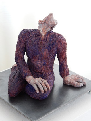Sitzender – Terracotta auf Stahl 2005, farbig gefasst 2013