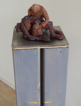 Pietá – Terracottaplastik auf Stahl, Holzstele 2017